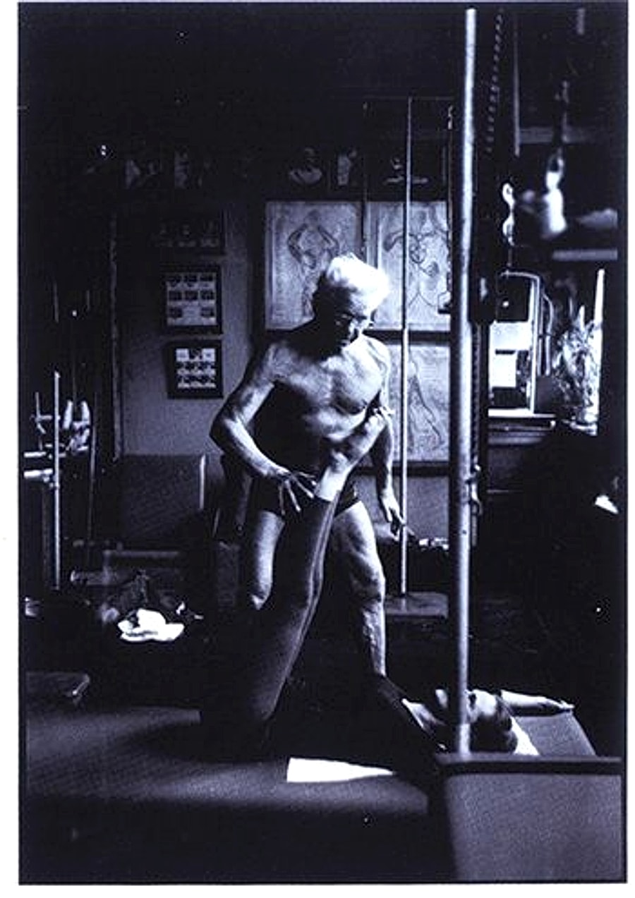 Joseph Pilates demonstrando um exercício no Cadillac
